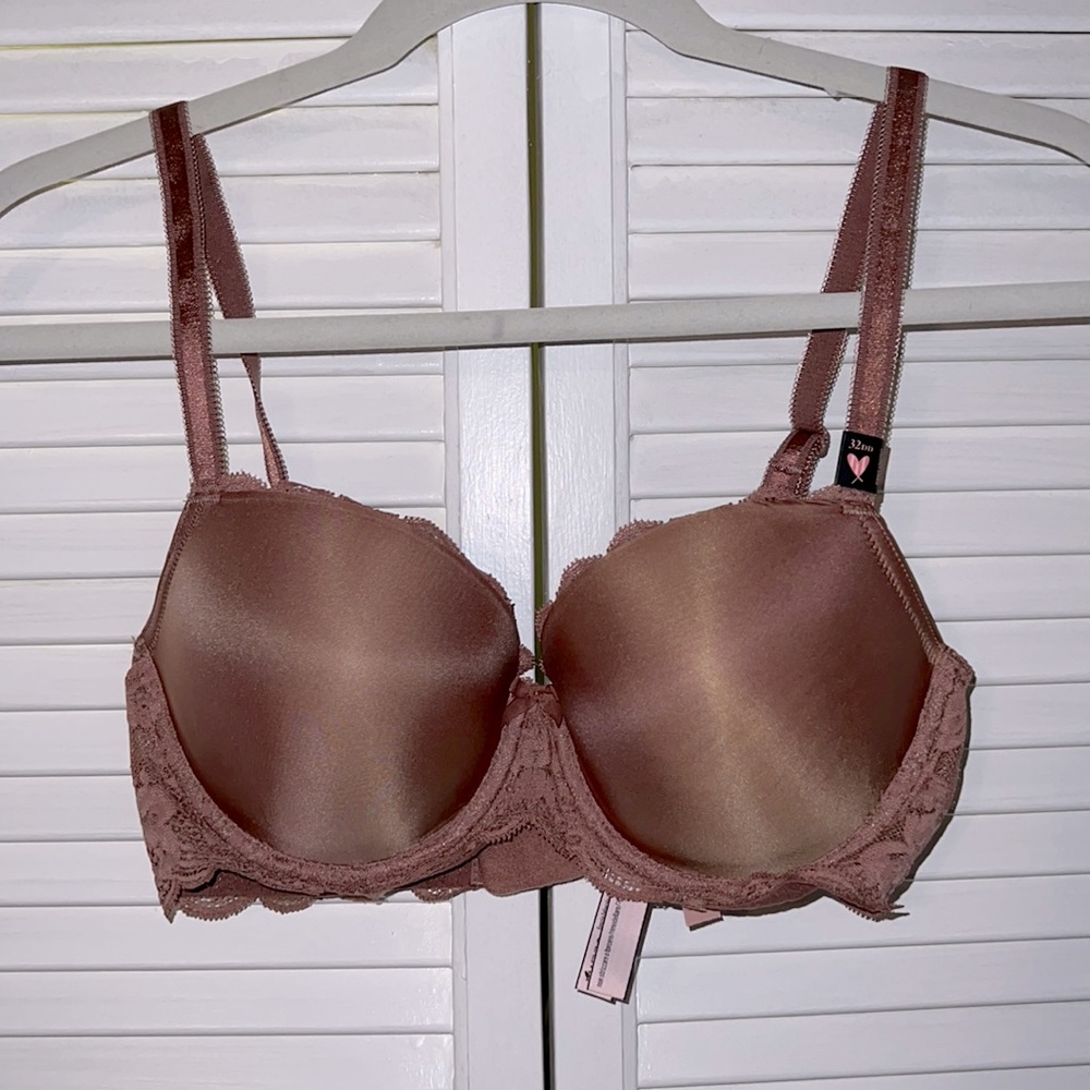 Never worn, brand new 32DD bra from Victoria’s Secret!